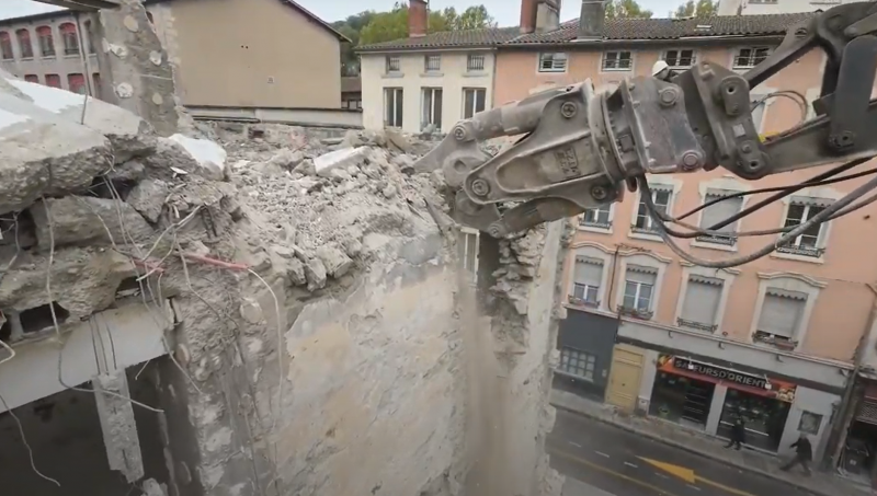 Démolition d'un immeuble dans la vallée du Rhône - filmé en drone FPV (en immersion)