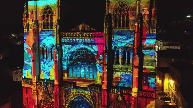 Drone pour filmer une cathédrale illuminée à Lyon